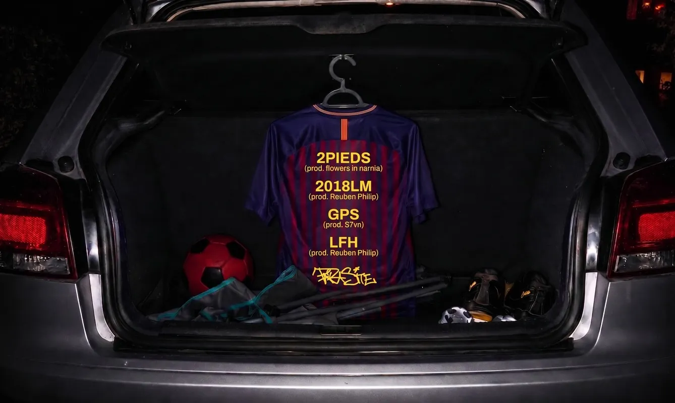 Le maillot de Barcelone dans le coffre, avec les titres 2PIEDS, 2018LM, GPS et LFH