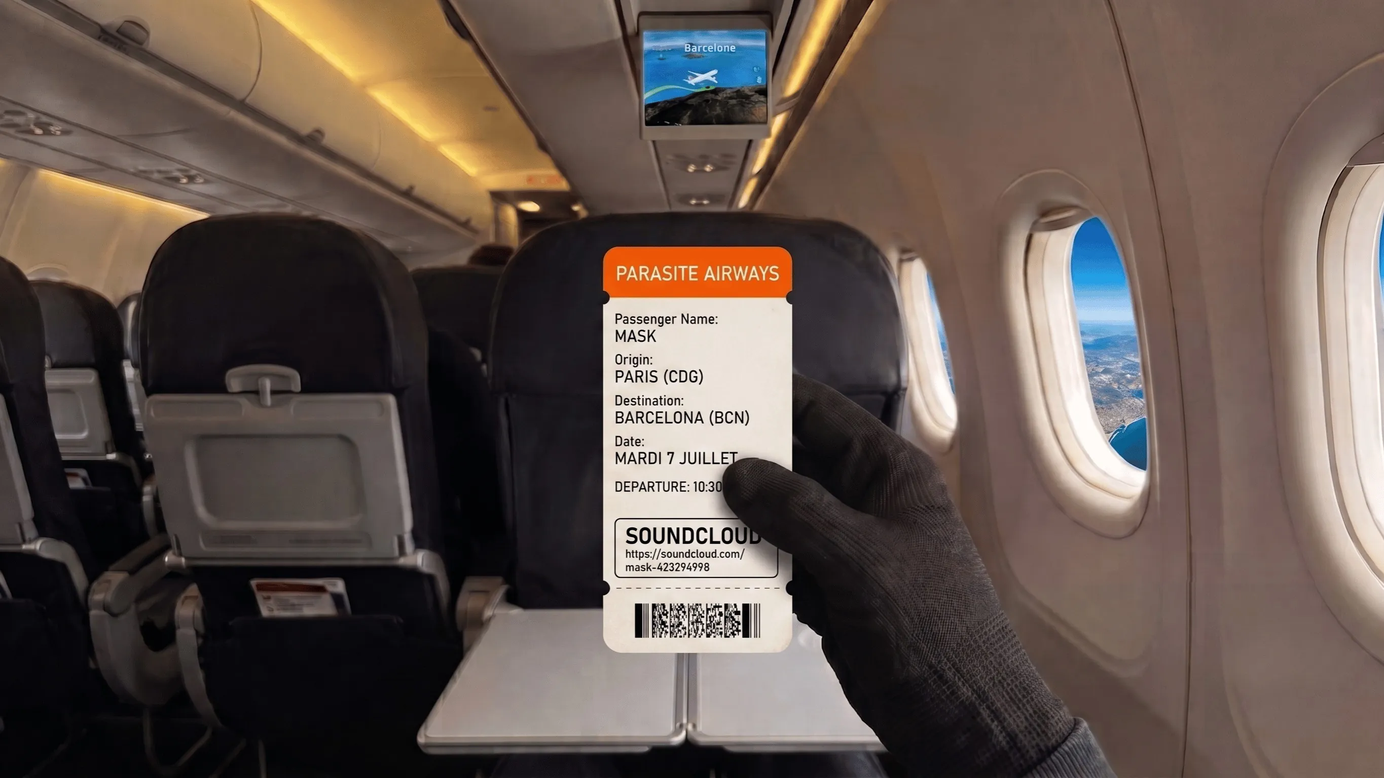 Billet d'avion Paris - Barcelone tenu en main dans une cabine d'avion